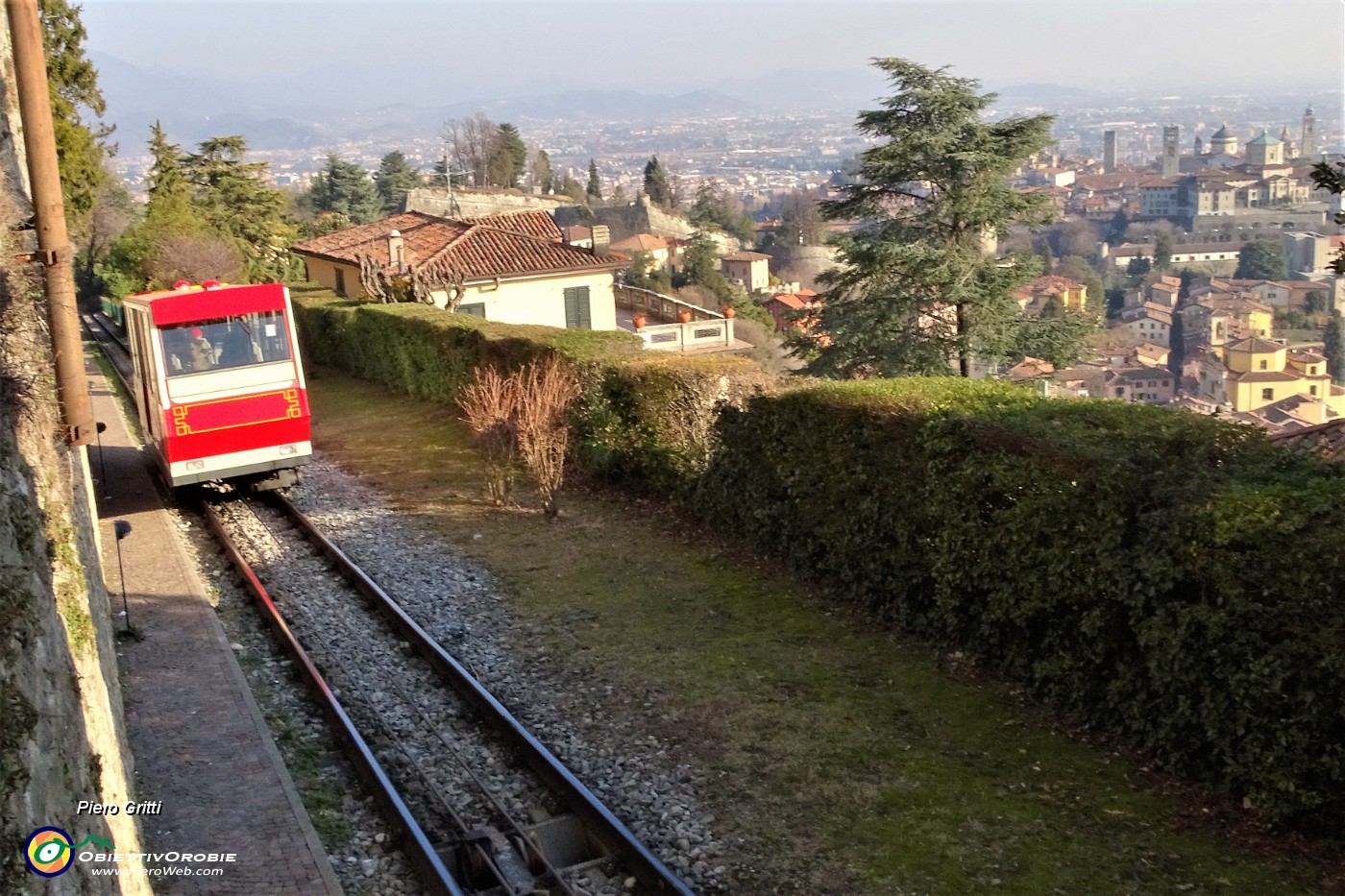 54 Funicolare in discesa da San Vigilio a Colle Aperto.JPG